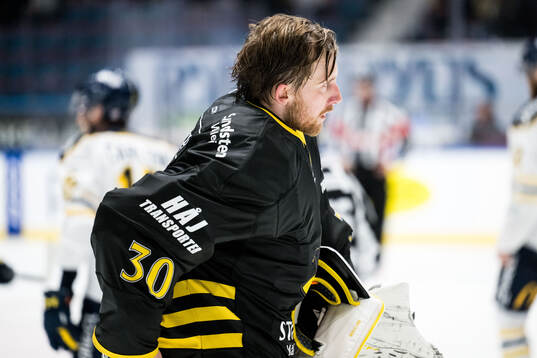 AIKs målvakt Victor Brattström deppar