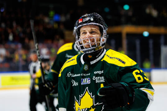 Östersunds Daniel Öhrn jublar