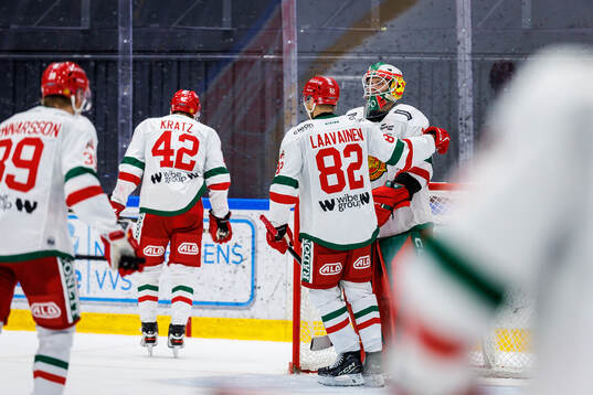Moras Roope Laavainen klappar om målvakt Topias Leinonen