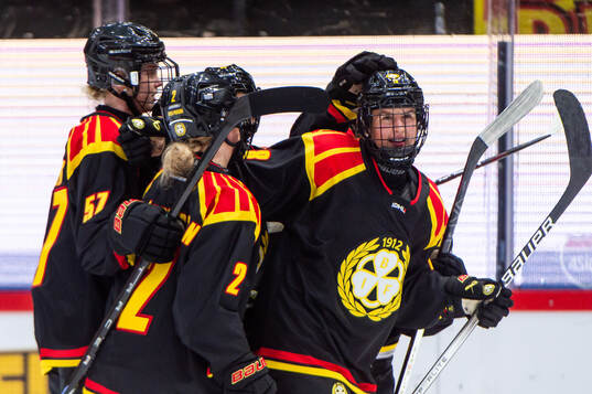 Brynäs Jenniina Nylund jublar med lagkamarter