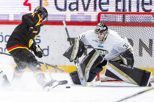 Brynäs Jenniina Nylund gör 1-0 på SDEs målvakt Kassidy