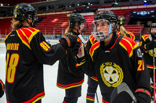 Brynäs Celine Tedenby jublar