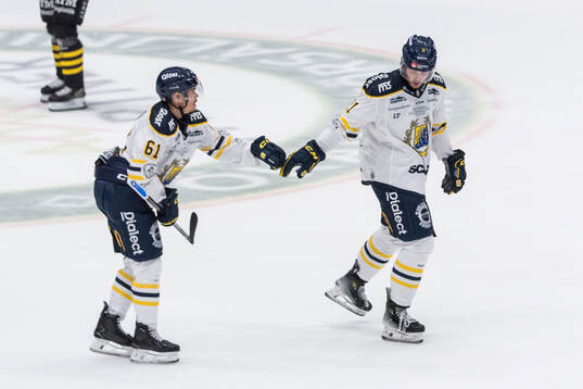 Södertäljes Miikka Pitkänen och Nolan Stevens jublar
