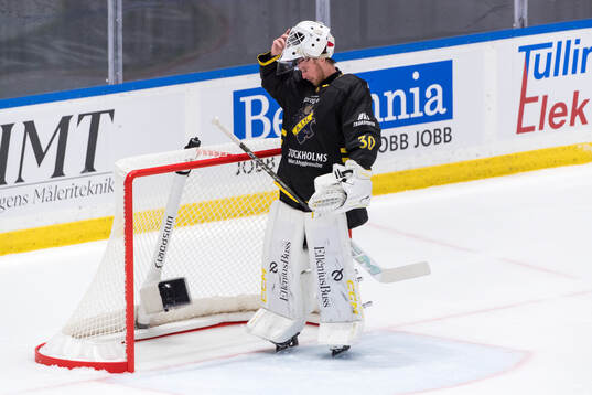 AIKs målvakt Victor Brattström deppar