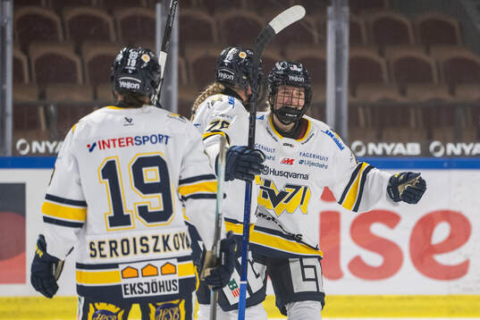 HV71s Hilda Svensson jublar med lagkamrater