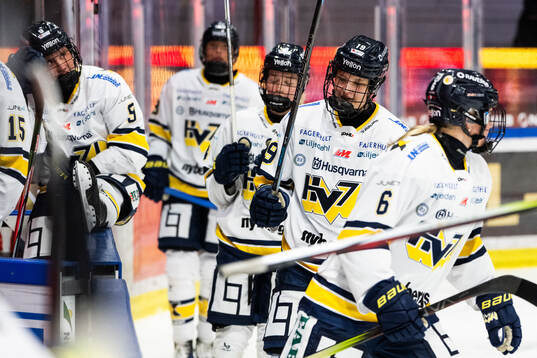 HV71s Klara Seroiszkova deppar med lagkamrater
