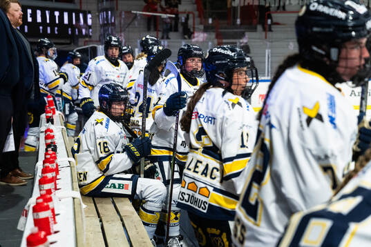 HV71s Emmi Rakkolainen med lagkamrater