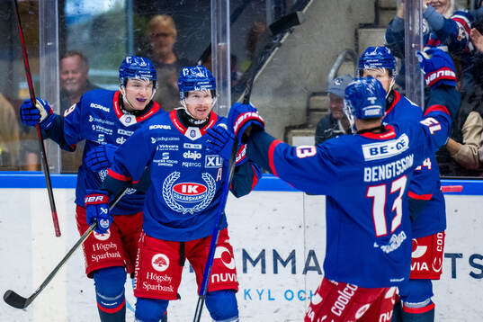 Oskarshamns Niclas Burström jublar med lagkamrater