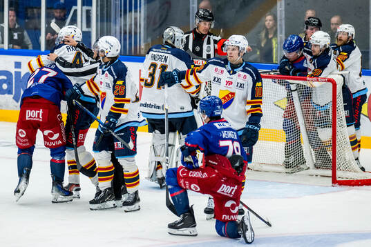Oskarshamns Nolan Walker och Djurgårdens Dick Axelsson