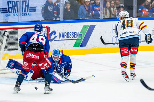 Oskarshamns målvakt Emil Kruse och Djurgårdens Dick