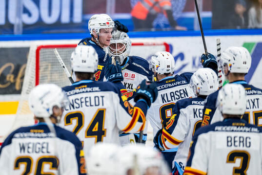 Djurgårdens målvakt Viktor Andrén jublar med lagkamrater