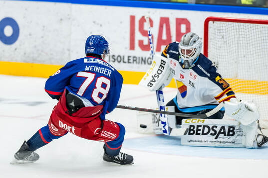 Oskarshamns Evan Weinger och Djurgårdens målvakt Viktor