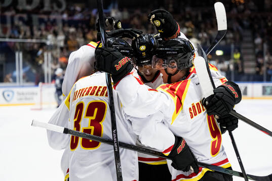 Brynäs Jakob Silfverberg jublar med lagkamrater