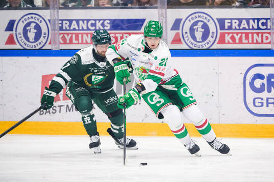 Färjestads Axel Bergkvist och Rögles Henry Bowlby