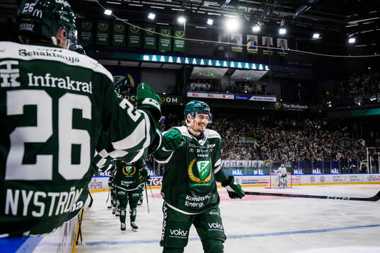 Färjestads David Tomasek jublar