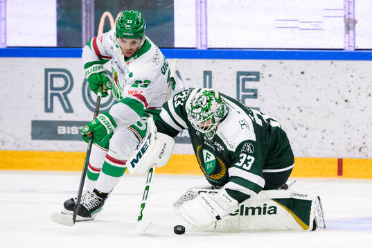 Rögles Josh Dickinson och Färjestads målvakt Maxime