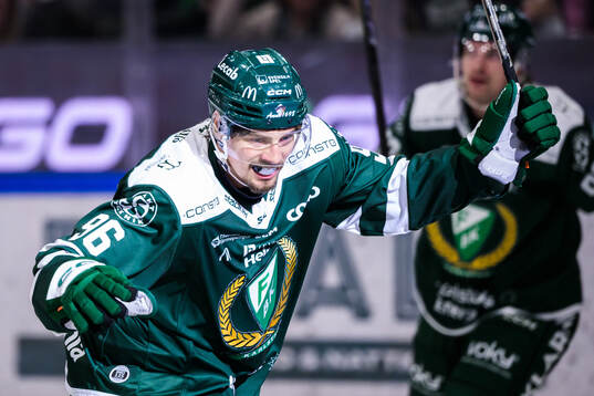 Färjestads David Tomasek jublar