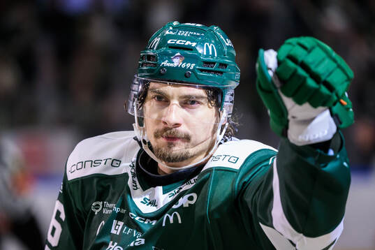 Färjestads David Tomasek jublar