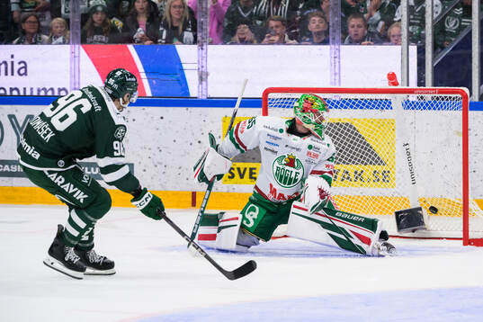 Färjestads David Tomasek gör 3-3 på Rögles målvakt