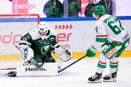 Färjestads målvakt Damian Clara och Rögles Leon Bristedt