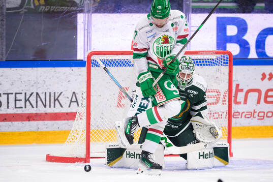 Rögles Albin Sundsvik och Färjestads målvakt Maxime