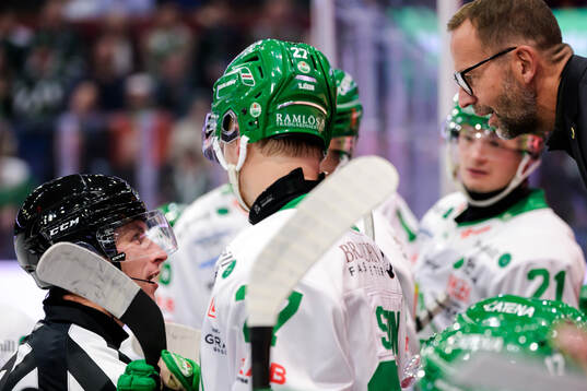 Domare Christoffer Holm och Rögles tränare Roger Hansson