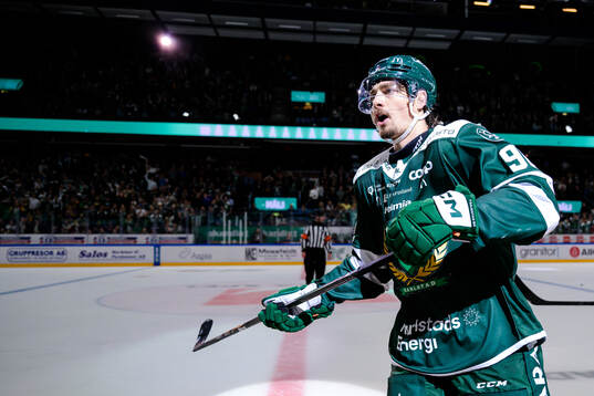 Färjestads David Tomasek jublar
