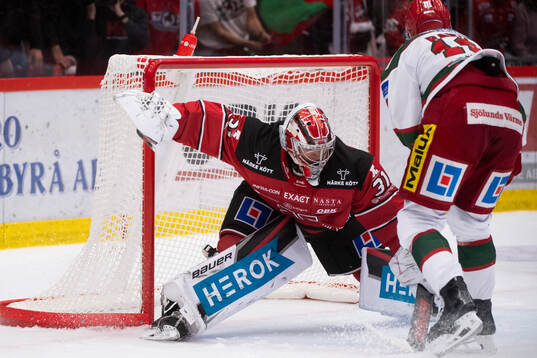 Örebros målvakt Jonas Arntzen vid straff mot MoDos Sampo