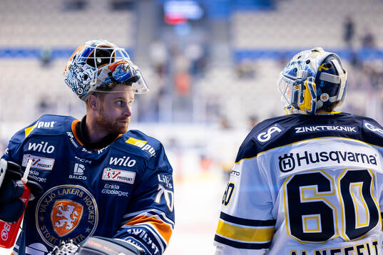 Växjös målvakt Adam Åhman och HV71s målvakt Hugo