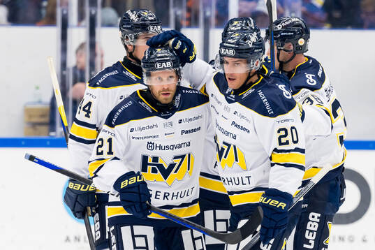HV71s Mattias Tedenby jublar med lagkamrater