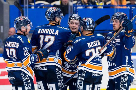 Växjös Joel Svensson jublar med lagkamrater