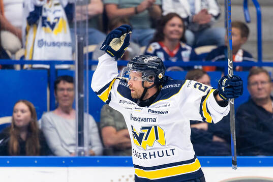 HV71s Mattias Tedenby jublar