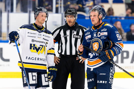 HV71s Olle Alsing, Domare Kristoffer Folkstrand och