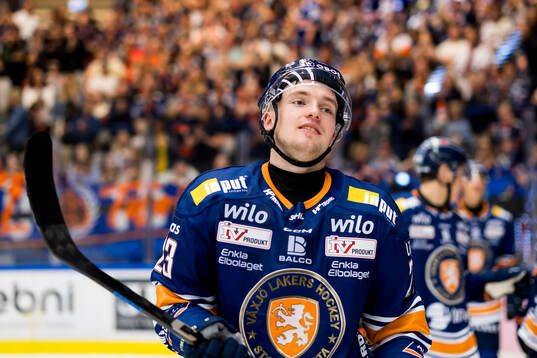 Växjös Joel Svensson jublar ishockeymatchen i SHL mellan