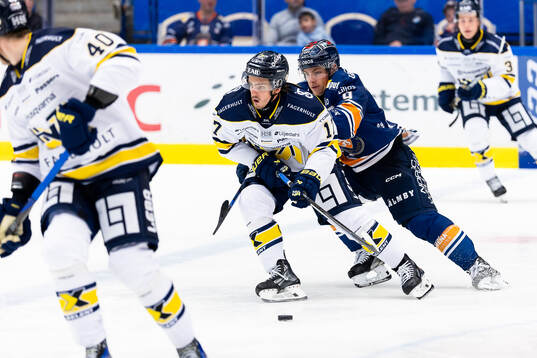 HV71s Isac Brännström och Växjös Victor Stjernborg