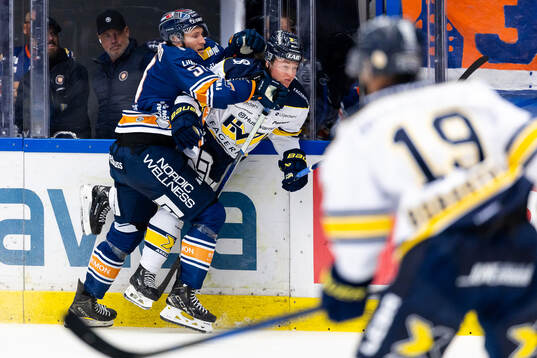 Växjös Emil Sylvegård tacklar HV71s Victor Sjöholm