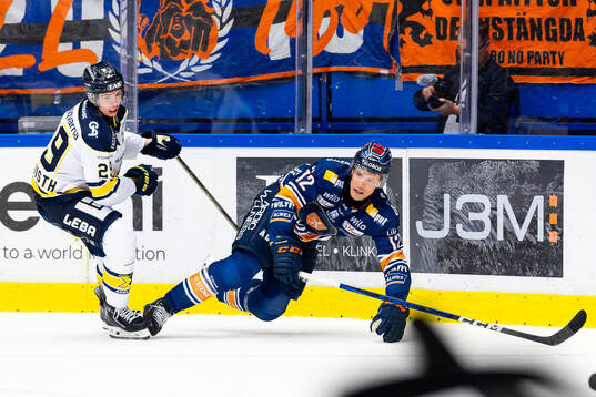 HV71s Wilhelm Hallquisth och Växjös Otto Koivula