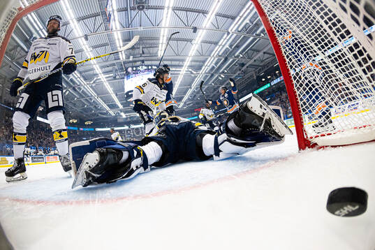Växjös Victor Stjernborg gör mål 1-0. HV71s Sean Day