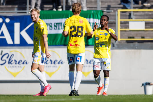 Falkenbergs Wanbe Godwin Aguda jublar