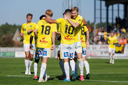 Falkenbergs Hugo Tilly jublar med laget