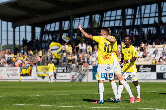 Falkenbergs spelare jublar