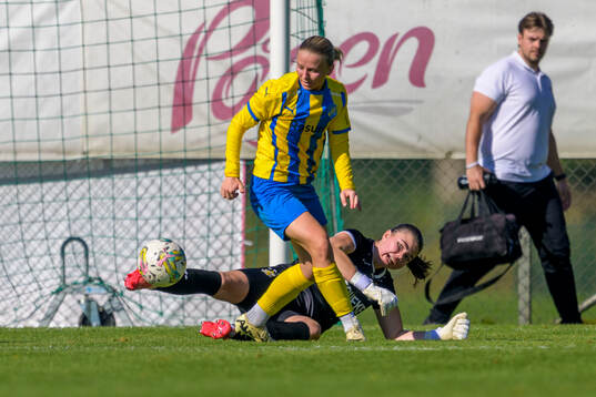 Eskilsminnes Johanna Lindblom och IFK Göteborgs målvakt