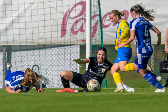 Eskilsminnes Johanna Lindblom och IFK Göteborgs målvakt