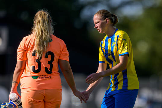 Eskilsminnes målvakt Matilda Magnusson Waldt och Julia