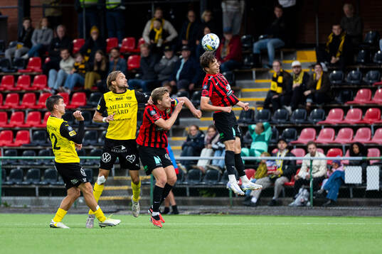 Mjällbys Jesper Gustavsson och Tom Pettersson mot