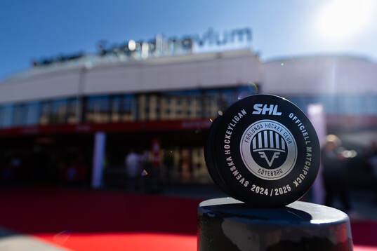 En officiell matchpuck utanför Scandinavium