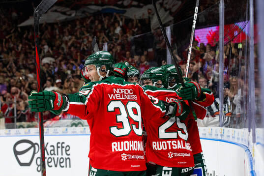Frölundas Arttu Ruotsalainen jublar med lagkamrater