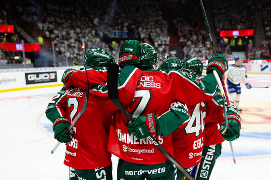 Frölundas Max Friberg jublar med lagkamrater