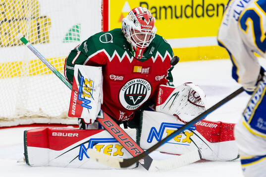 Frölundas målvakt Lars Johansson räddar ett skott från