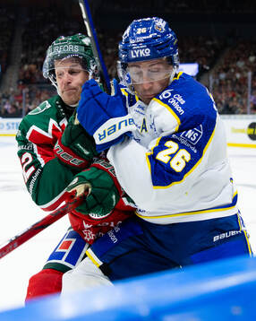 Frölundas Max Friberg tacklar Leksands Patrik Norén